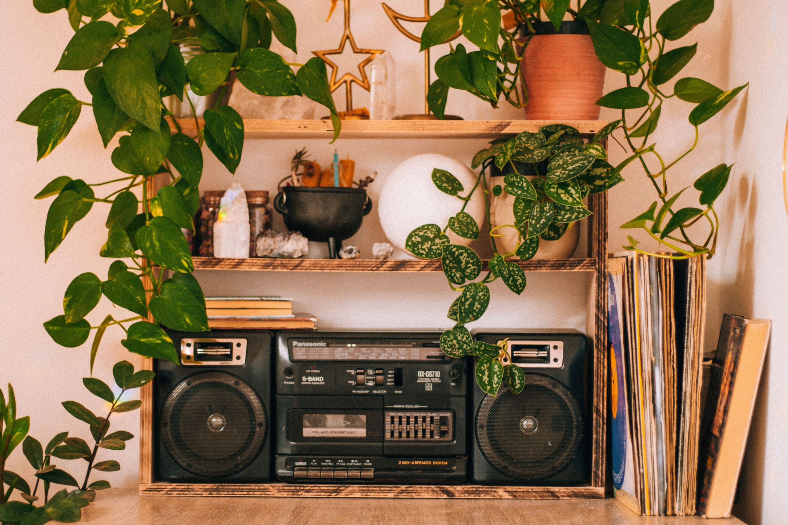 Radio kirjahyllyssä